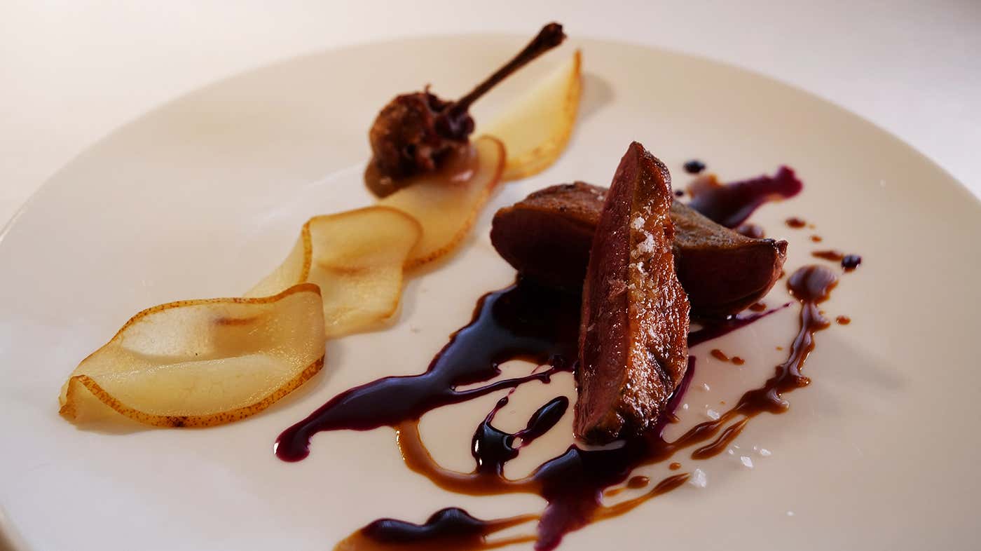 Piccione con pere e mosto di Barbera I Due Buoi si trasferisce in Villa sulle colline del Monferrato